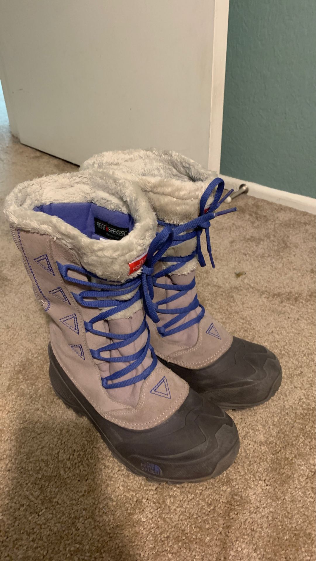 North face Girls snow boots size 5