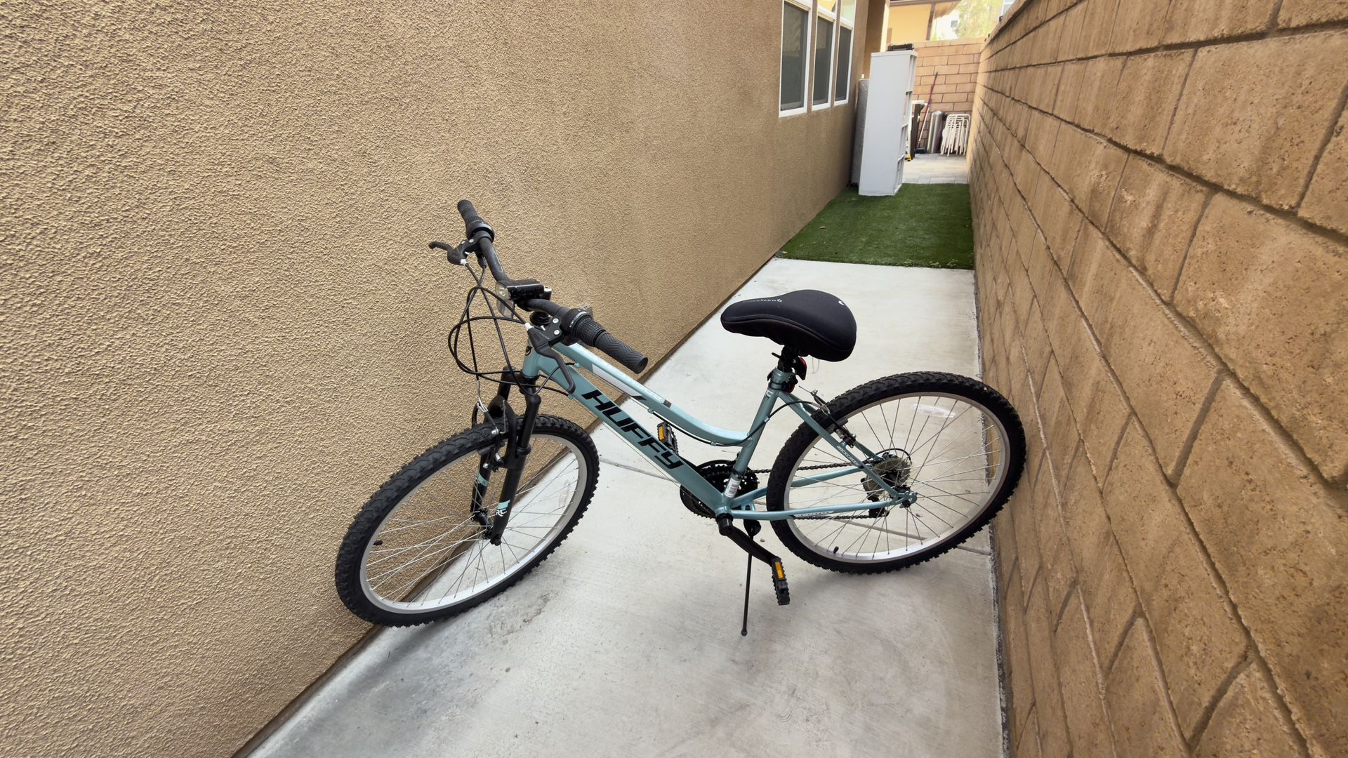 🚲 Huffy Rock Creek 26” Mountain Bike – Like New + Helmet Included