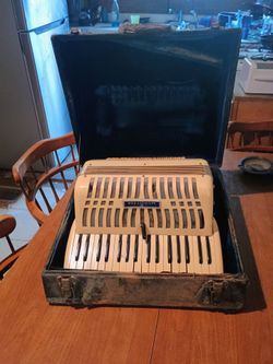 White Wurlitzer Accordion & Suitcase in working condition