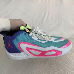 Girls Youth Jordan TATUM 1 Basketball Shoes. Size 4y