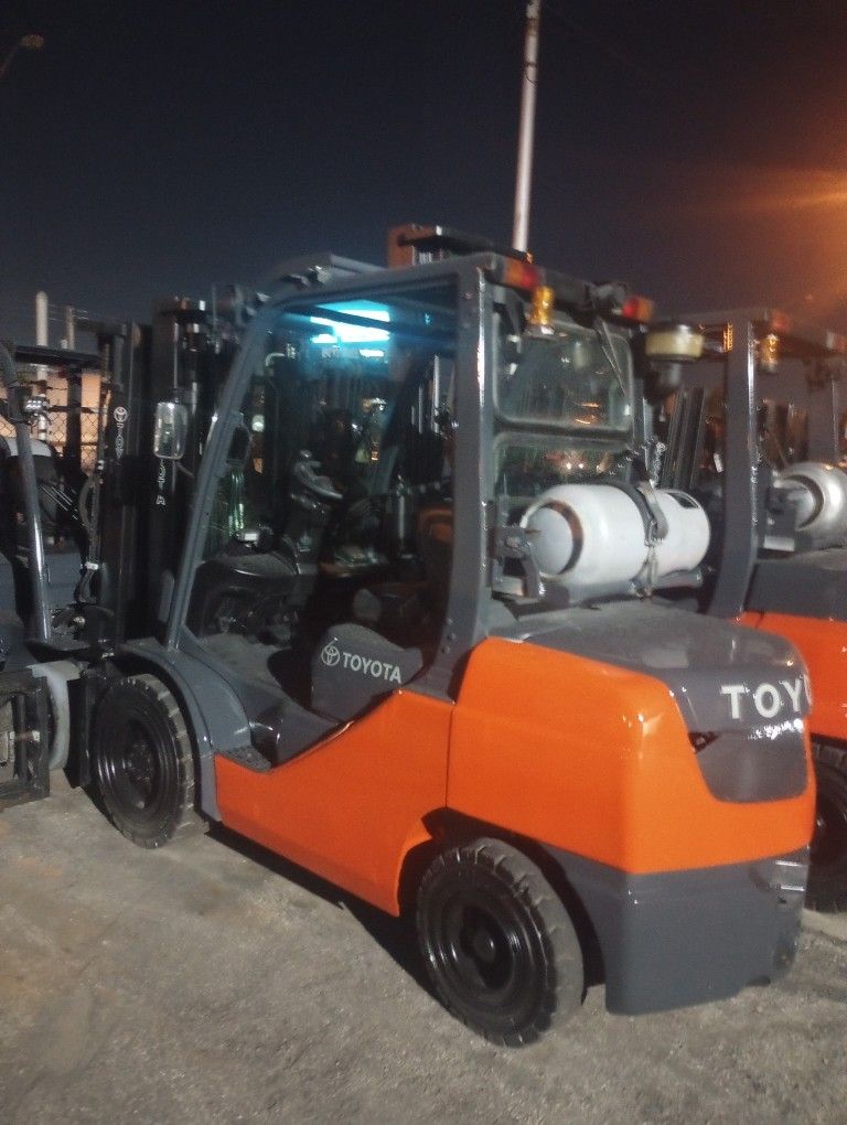 FORKLIFT TOYOTA 3600# Triple Mast