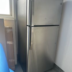 GE Stainless Steel Refrigerator With Top Freezer