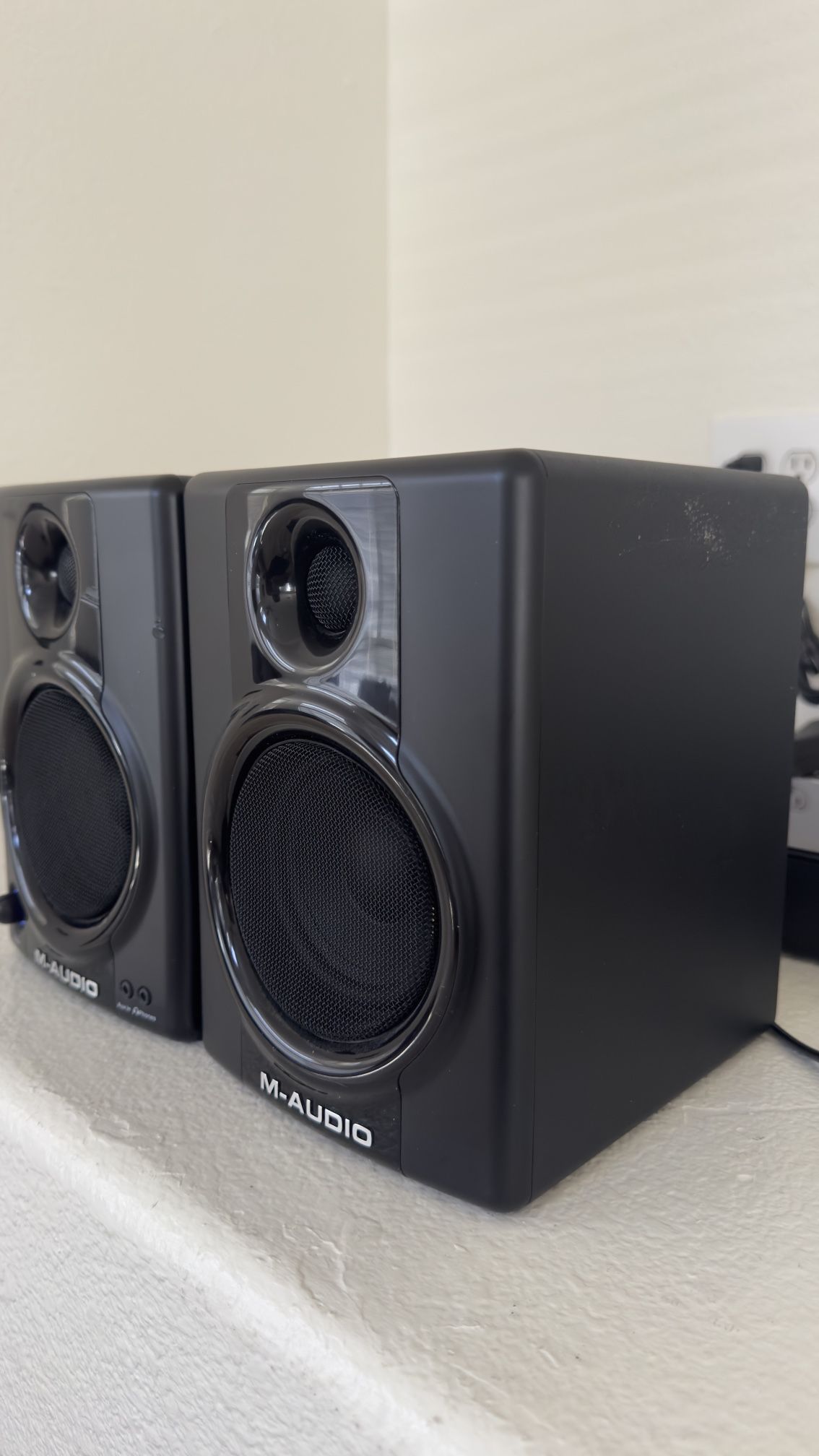 PAIR OF M-AUDIO AV 40 STUDIO MONITOR SPEAKERS WITH BASS BOOST