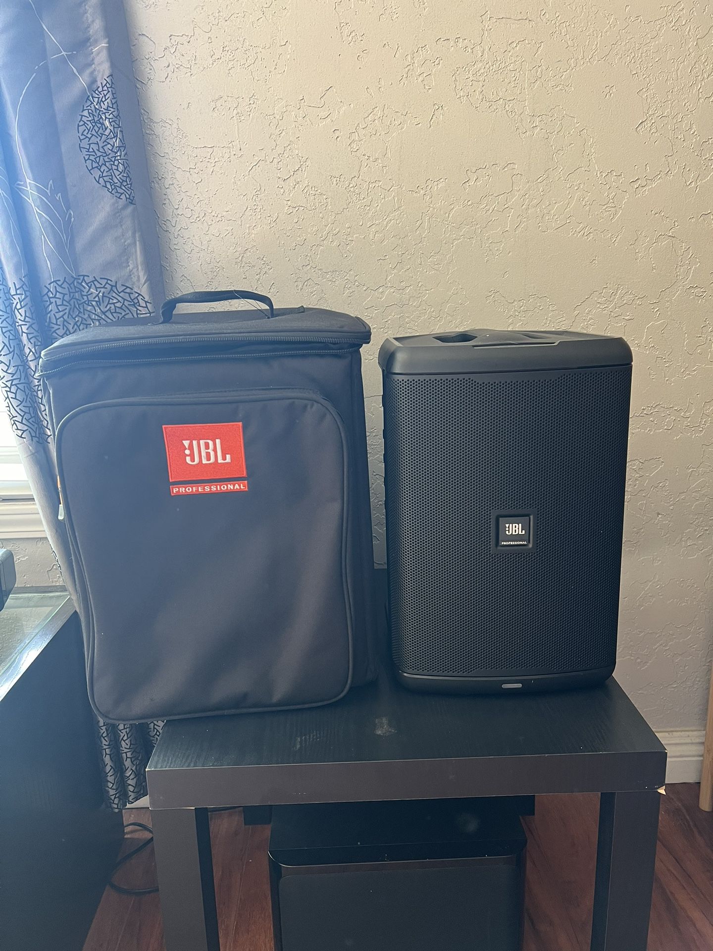 JBL Portable Speaker All-In-One battery Powered Personal PA System And Backpack With Mics