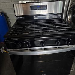 GAS STOVE  WHIRLPOOL  5 BURNERS  STAINLESS STEEL NEW  SCRATCH ONLY  USED IN DISPLAY 