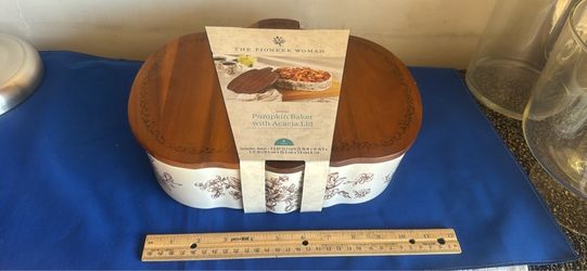 Pioneer woman pumpkin baker with acacia lid
