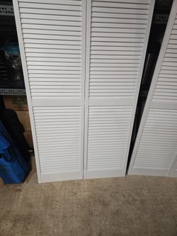 Like New Bi-Fold Louvered Doors