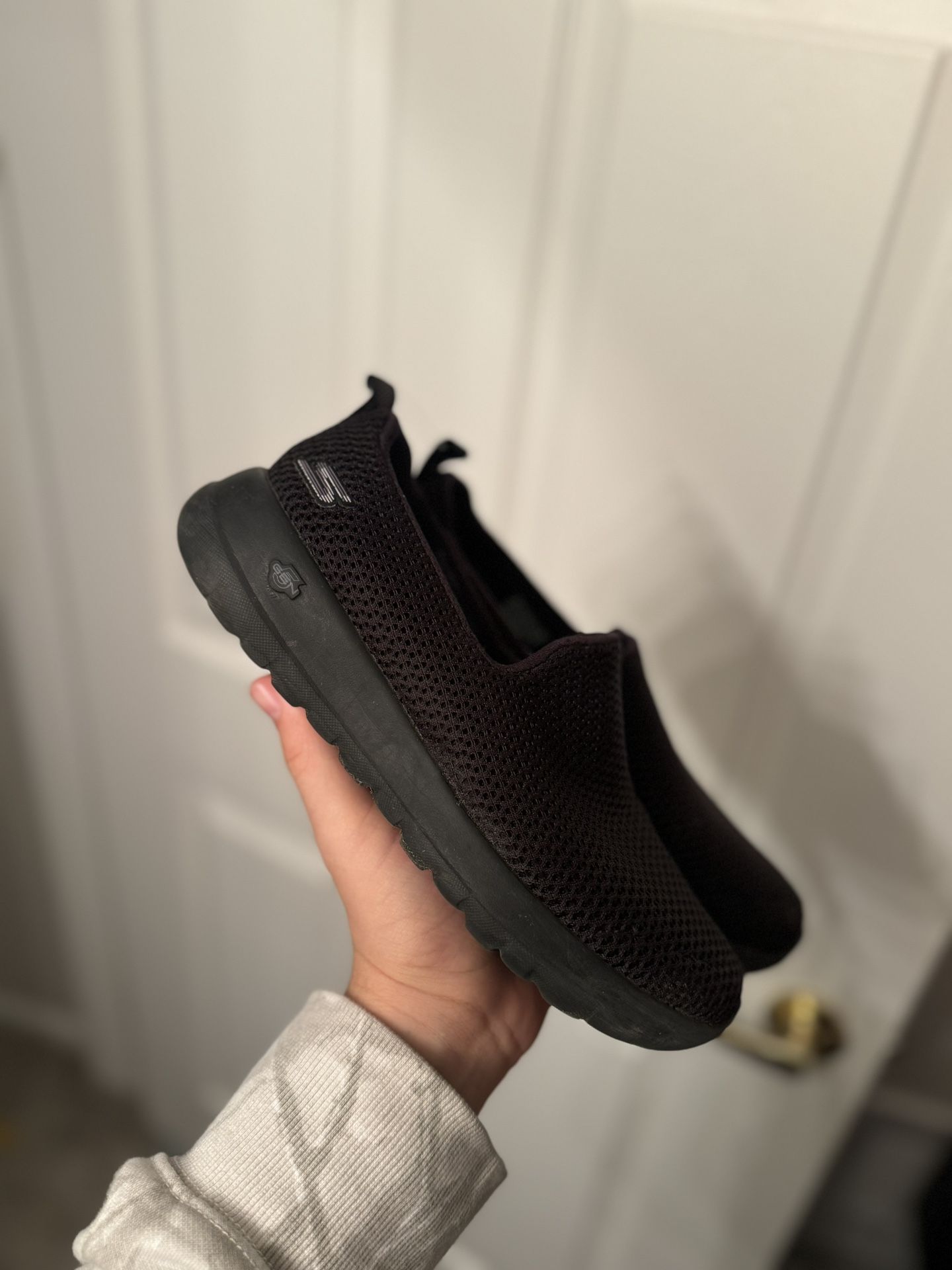 Sketchers Go Walk Goga Max Women’s 5.5 Slip On Sneakers Great Condition