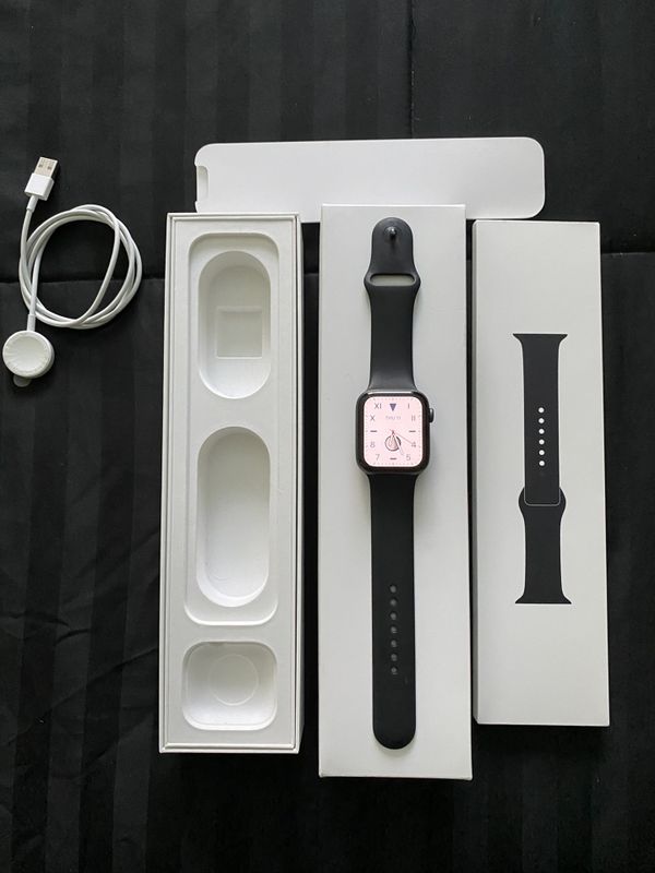Apple Watch Series 4 44mm GPS Open Box for Sale in Glenview, IL - OfferUp