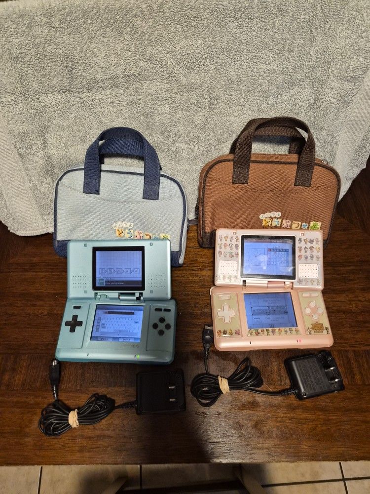 NINTENDO DS x2
Tested and working.
Broken hinge on both.
With chargers and baggies.