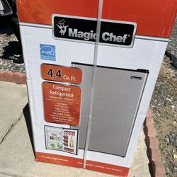 Magic Chef 4.4 mini Fridge With Freezer 