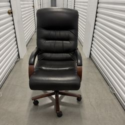  Horizon Collection Executive High Back Chair, Black Leather / mahogany