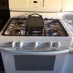 Frigidaire Gas Stove W/ 5 Burners (semi New )