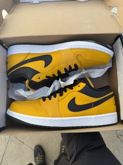 Jordan 1 Low University Gold SZ10
