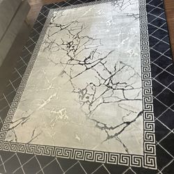Modern Style Gray And Black Area Rug. 5 By 7 Feet. Excellent Condition 