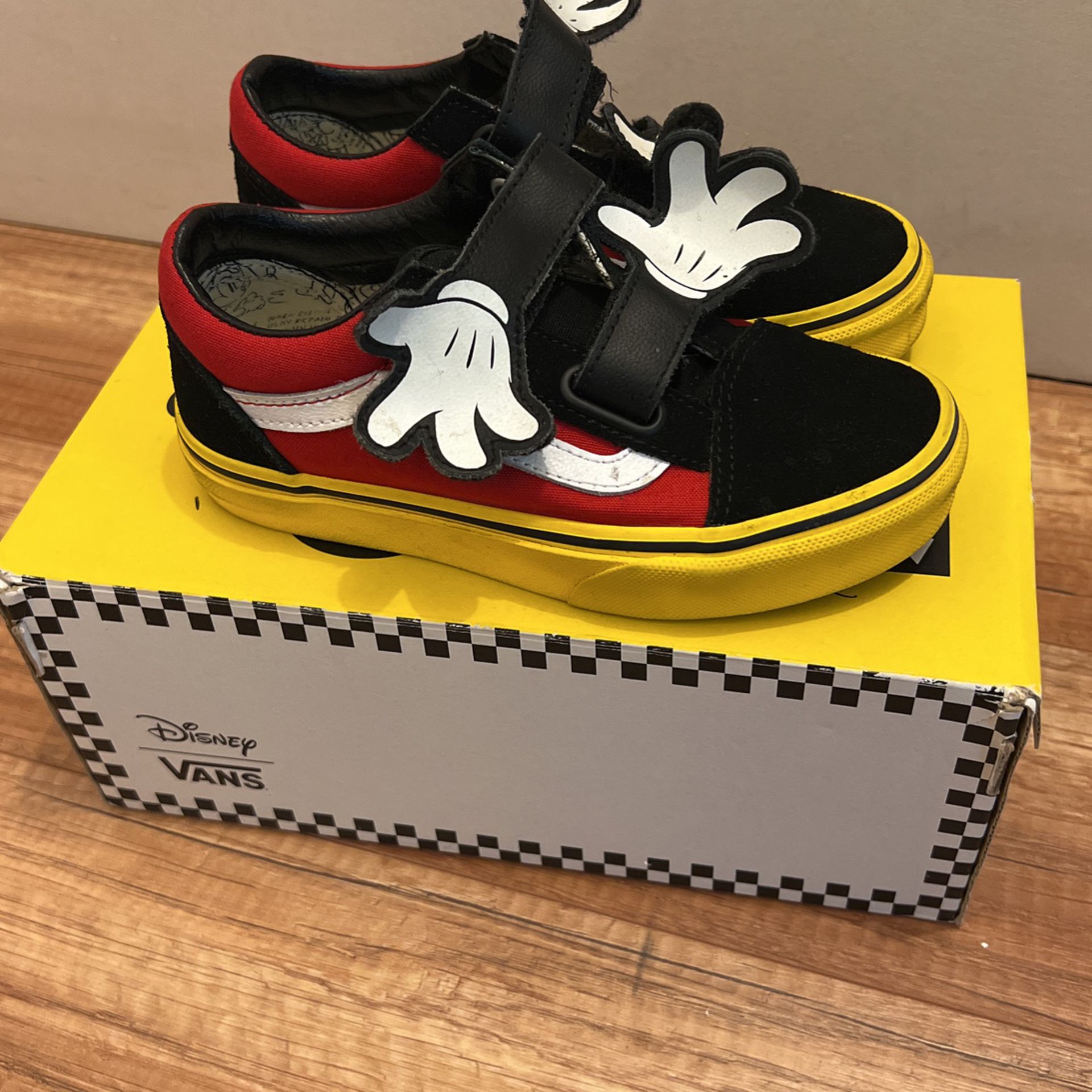 Vans (Disney) Mickey Hugs **IF ITS POSTED, IT’S AVAILABLE **