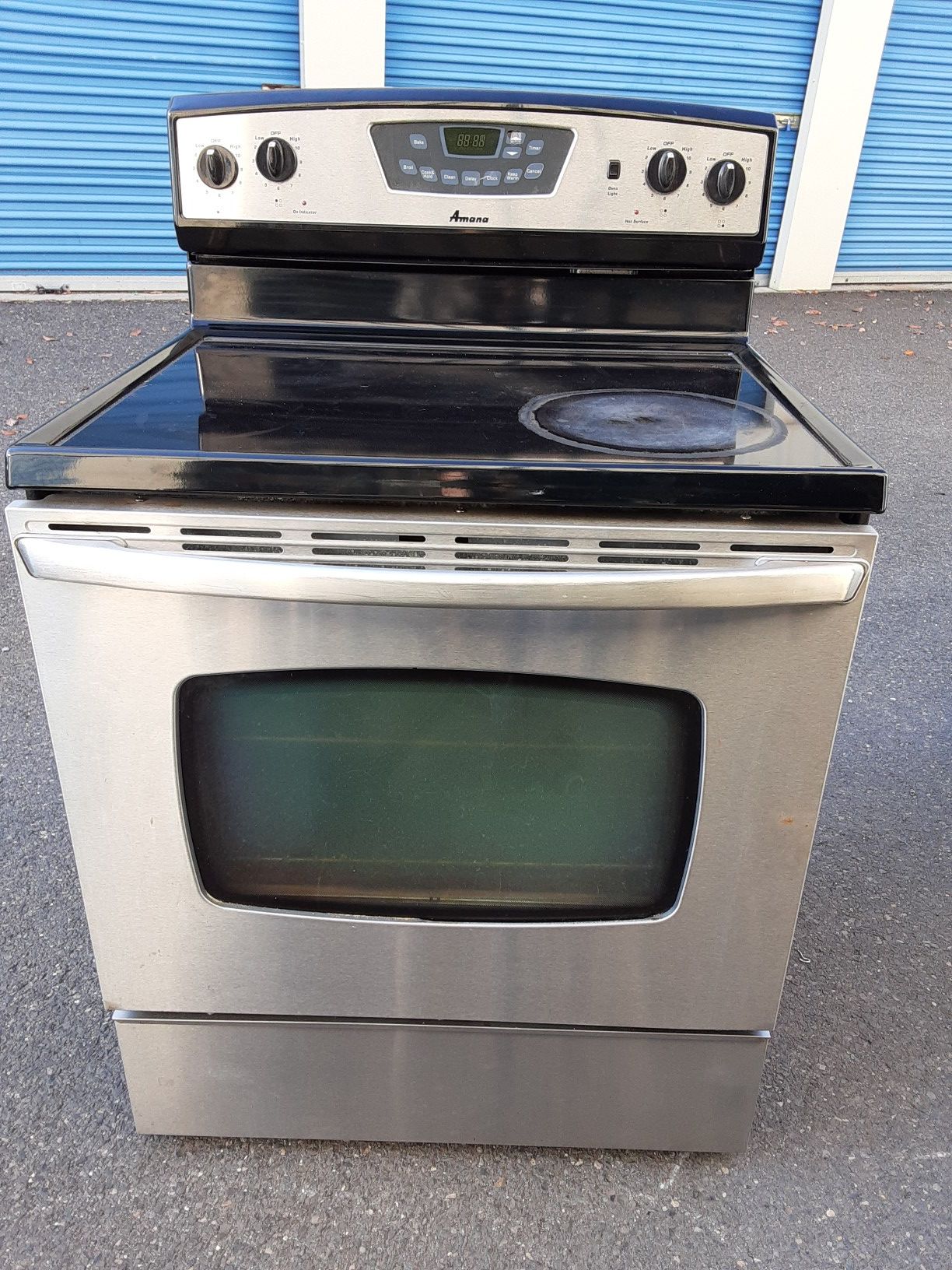 Energy efficient glass top Electric Amana stove excellent new condition