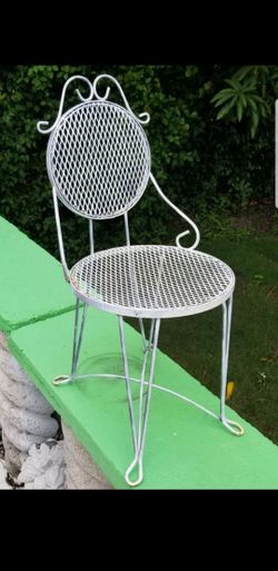 4 iron parlor icecream chairs