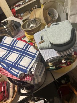 LOT OF KITCHEN TOWELS/POT HOLDERS