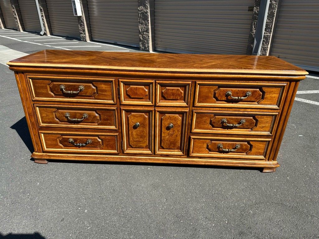 Thomasville 9 drawer dresser/tocadpr de 9 cajones 