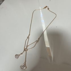 Fan Shaped Motif Necklace 