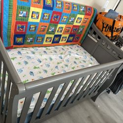 Baby/toddler Crib 