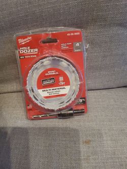 Milwaukee hole saw with arbor