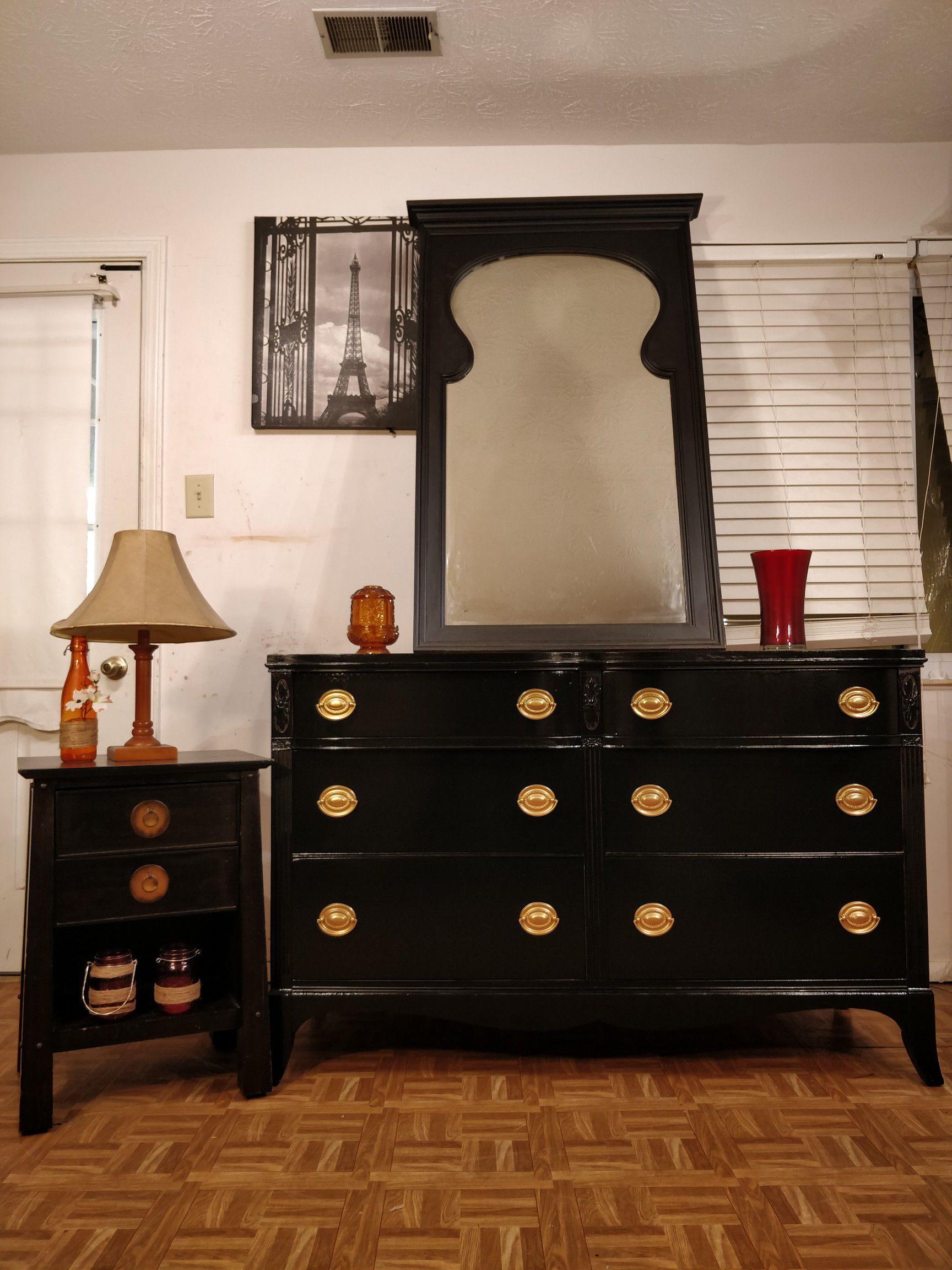 Nice antique black solid wood HUNTLEY FURNITURE dresser with big mirror & night stand in good condition, all drawers working, pe
