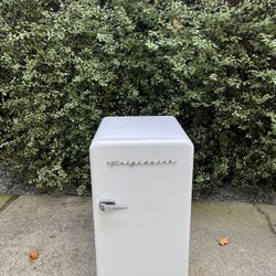 Frigidaire mini Fridge