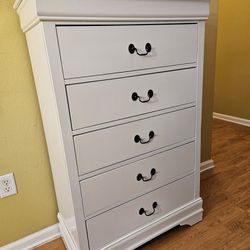 Clean and Nice White 5 Drawer  Chest / Tall Dresser.