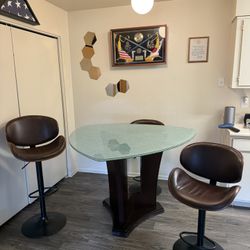 Table / Bar Stools
