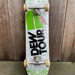 Skateboard Mountain Dew Tour Ace Trucks Abec 5 Bearings 58 Wheels Independent. Santa Cruz. Deathwish. Toy Machine. Globe. Powell Peralta. Creature.