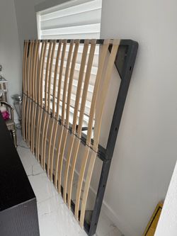 Cama colchón 2 mesitas y una cómoda