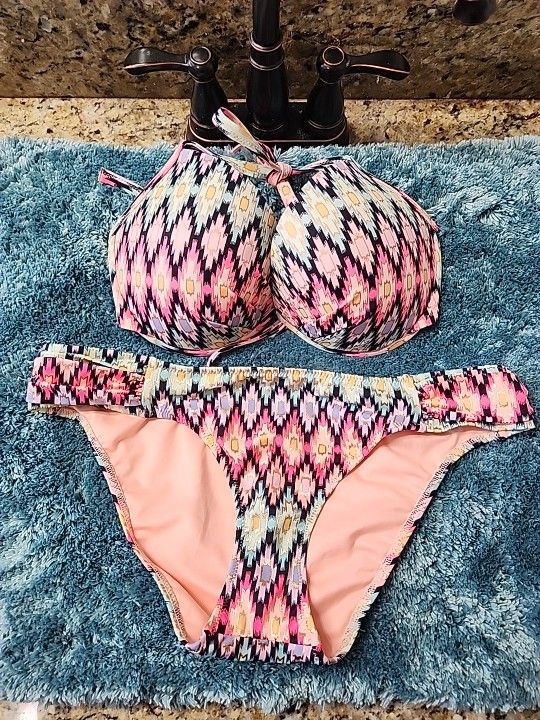 Womens Victoria Secret 34DD Bikini With Medium Bottoms