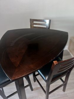 Guitar Pick Wood Table With Wooden Chairs