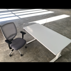 Mesa electrónica y silla como nueva