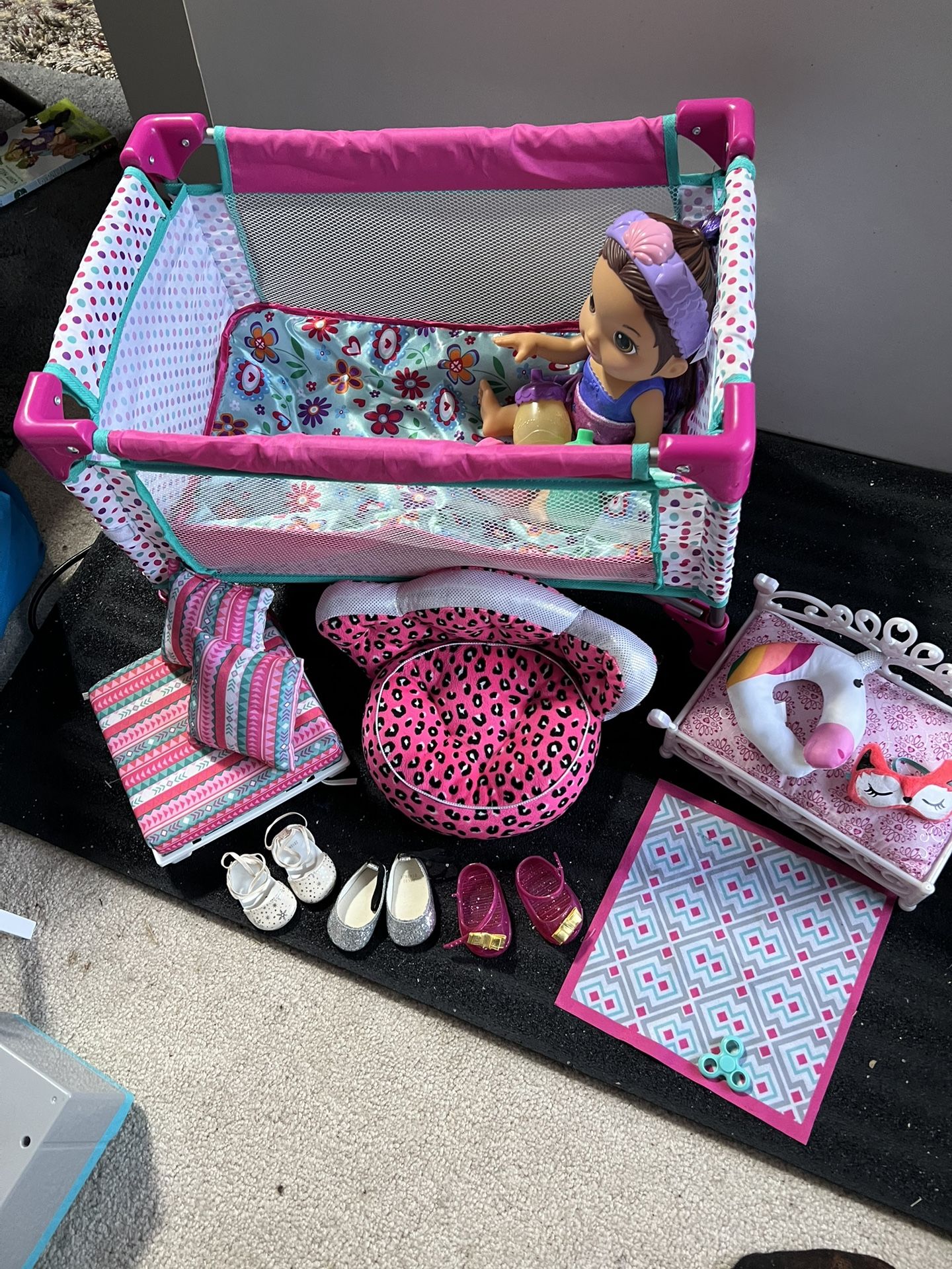 American Dolls or any 18” dolls will love this bedroom set. Has a trundle bedbed