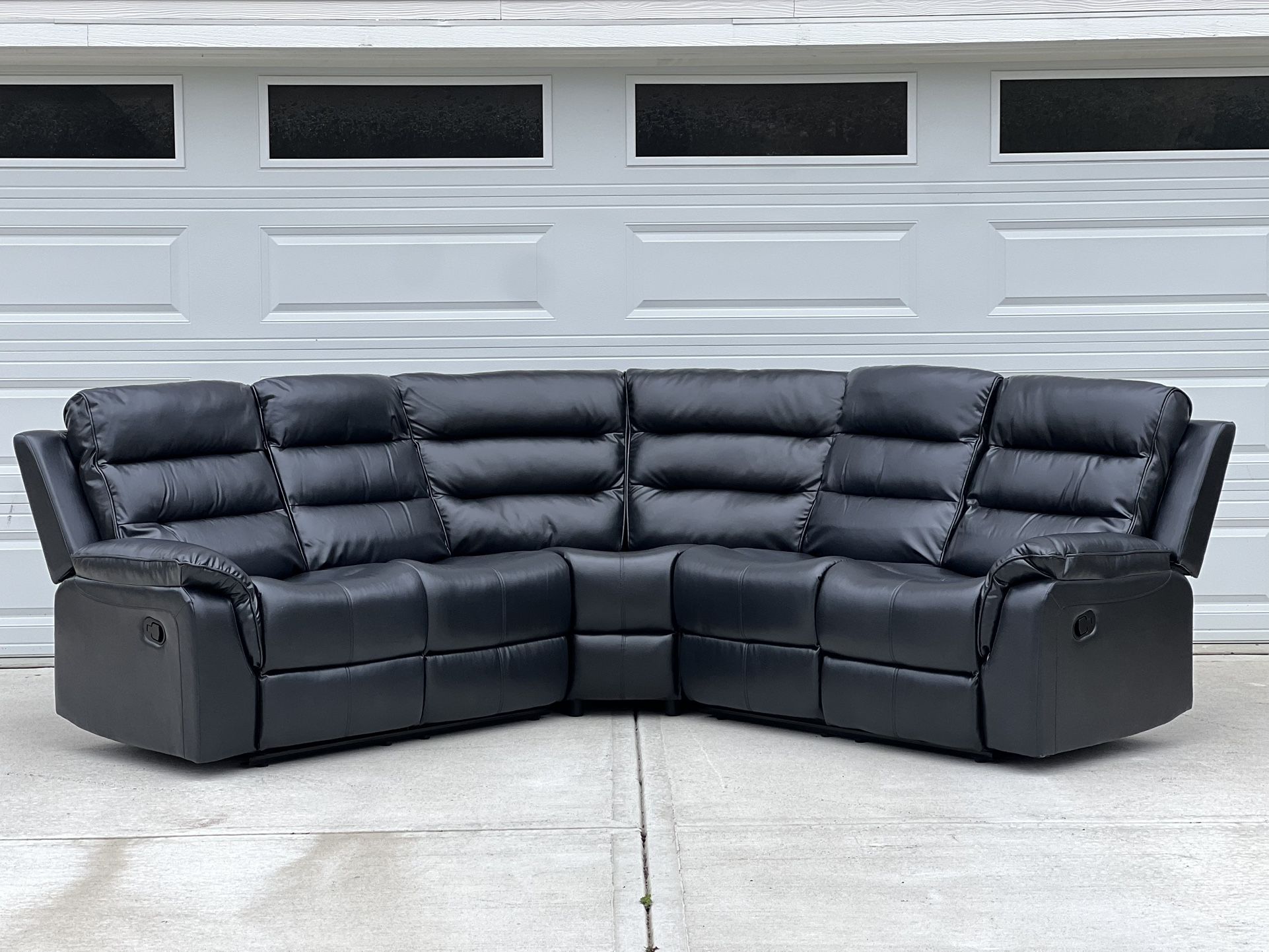 ⚪️New Polyurethane Reclining Sectional in Black