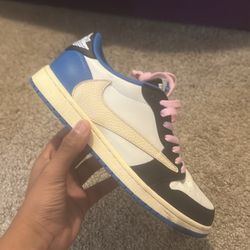 Selling travis scott shoes no box