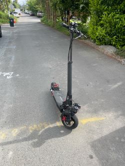 Freeboy J-01 electric scooter 28mph 37 miles of range