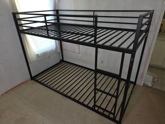 Twin bunk bed