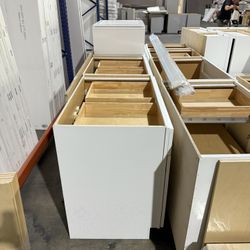 Brand NEW Shaker White Cabinets, STILL IN BOX! 