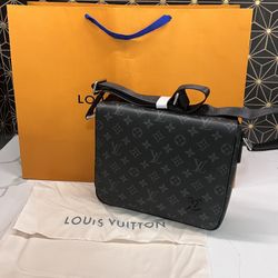 LOUIS VUITTON MESSENGER DISTRICT PM BAG