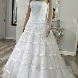 Beautiful Wedding Dress you only one time size 6