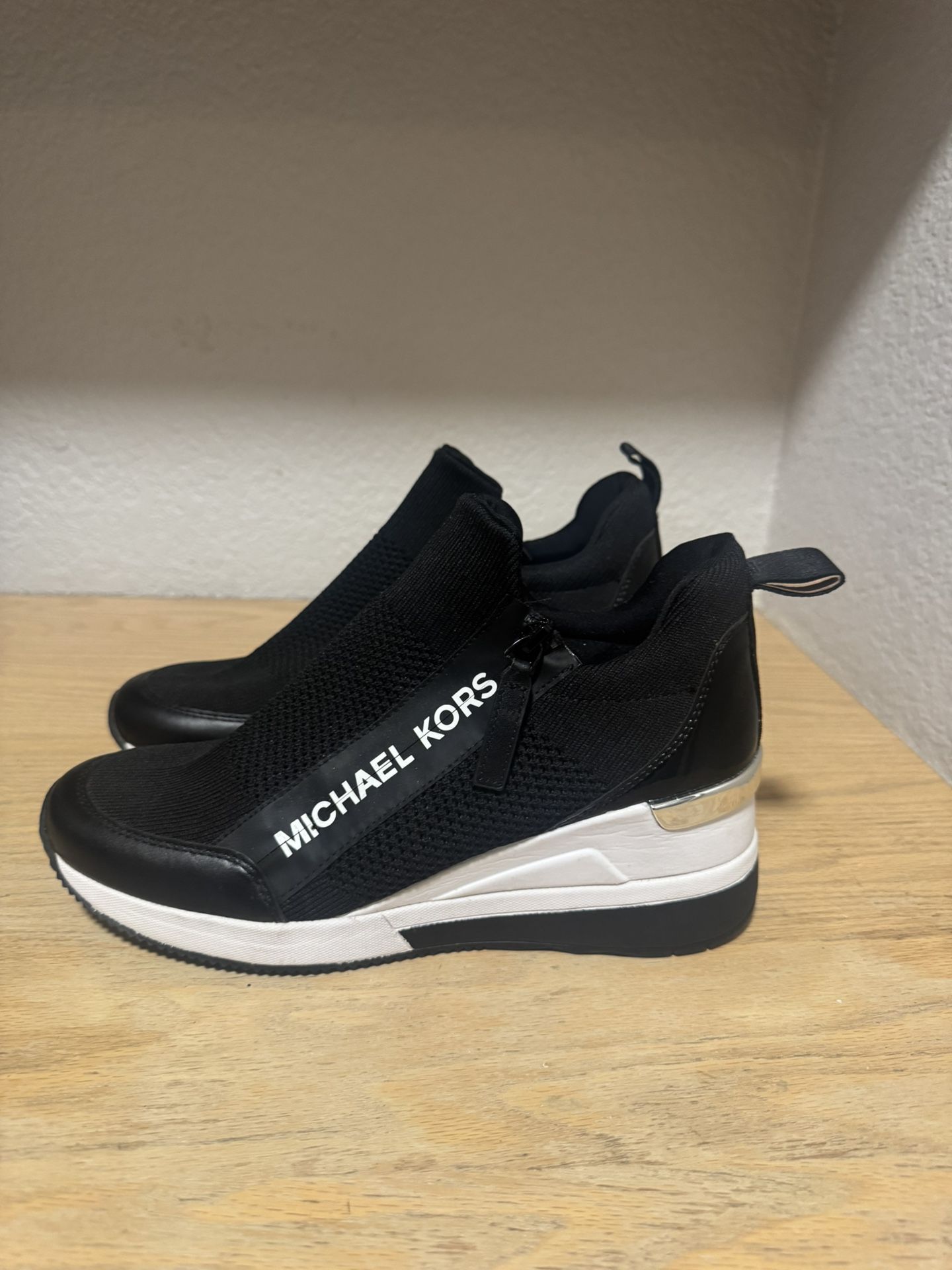 Michael Kors Willis Stretch Knit Trainer Size 8.5