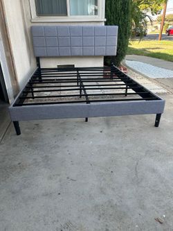 MARCO PARA CAMA NUEVO QUEEN SZ DE TELA TAPIZADA GRIS CLARO NO NECESITA BOX SPRING NUEVO 👍
