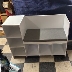 Children’s Shelving With Seat