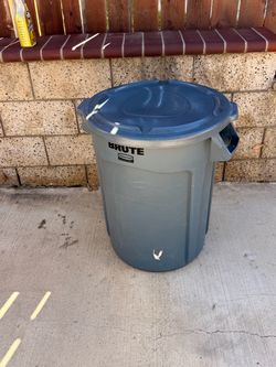 Brute 44 gallon grey trash can