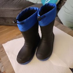 Size 11c Boys  Snow boots with  Patting  inside