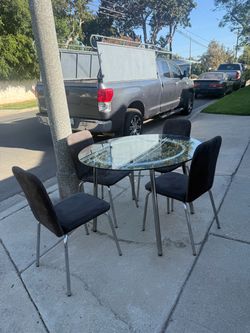 ROUND DINING TABLE